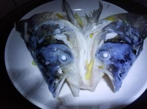 姜葱垫底，放鱼头，锅里水烧开大火蒸三分钟取出来倒掉蒸鱼里的水，捡去葱姜。