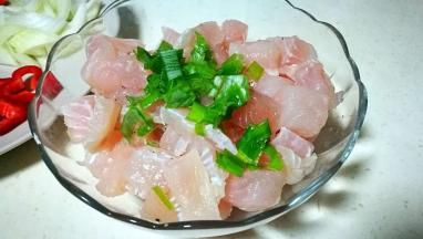 龙利鱼切成小丁