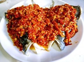 炒好的剁椒铺鱼头上，继续大火蒸五分钟，虚火两分钟。