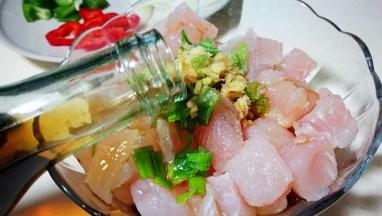 放入葱姜料酒和盐