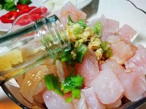 放入葱姜料酒和盐