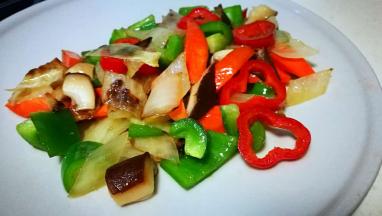 菜丁加入少许盐炒熟 盛出待用