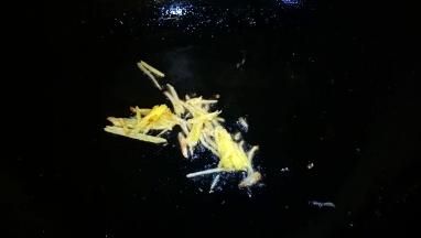 锅中油热放入姜丝