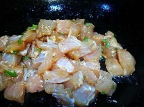 倒入鱼丁翻炒 