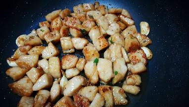 表面焦黄 倒入蔬菜丁翻炒均匀 加入适量生抽即可