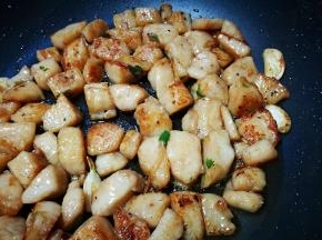 表面焦黄 倒入蔬菜丁翻炒均匀 加入适量生抽即可