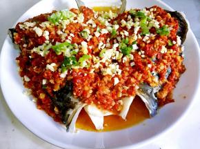 蒸好出锅，撒上蒜沫和葱花。