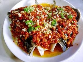 锅里烧热油，浇在鱼头上。