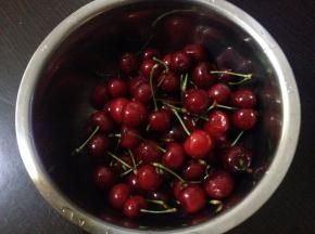 樱桃洗净用淡盐水浸泡20分钟后冲净