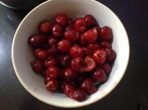 樱桃洗净用淡盐水浸泡20分钟后冲净