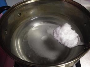 锅内加水加入白糖