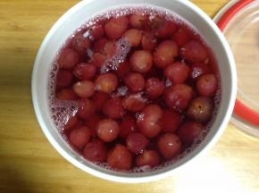 晾凉后装入瓶子或是密封罐放入冰箱密封保存