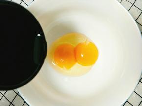 鸡蛋黄里加入玉米油
