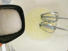 鸡蛋清里加入一半的白糖打发