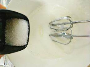 倒入剩下的白糖继续打发