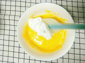 取一半打发好的蛋白倒入蛋黄糊翻拌均匀