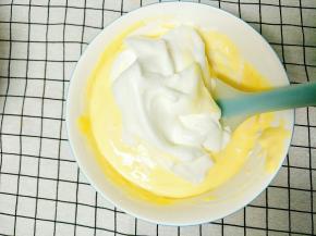 倒入剩下的蛋白继续翻拌