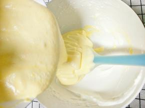 然后把调好的面糊倒入蛋白碗里继续翻拌