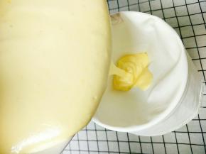 调好的面糊倒入裱花袋里