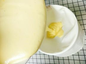 调好的面糊倒入裱花袋里