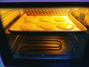 烤箱预热，190度烤8分钟。