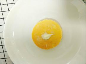 取一片抹上沙拉酱，然后再取一片盖上去，外面再抹成沙拉酱