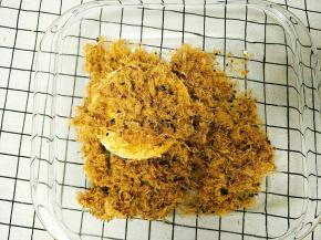 在肉松里面滚一圈