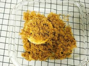 在肉松里面滚一圈