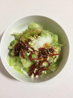 加入几滴酱油，2勺生抽，一勺白糖，一勺辣椒油，一勺香油。