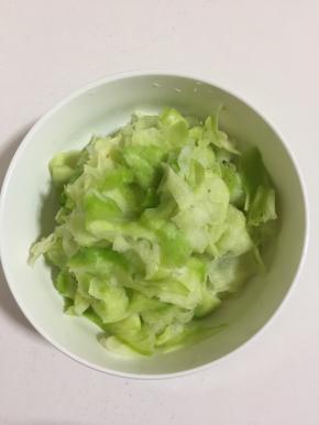 腌制好的萝卜片挤干水分备用。