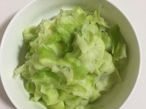 腌制好的萝卜片挤干水分备用。