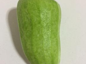 萝卜削皮，洗净备用！