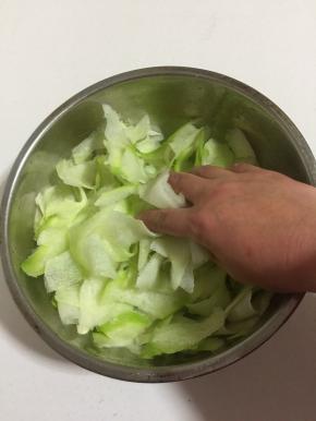 用手抓匀，腌制10分钟，杀一下萝卜的辛辣味儿。