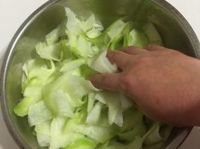用手抓匀，腌制10分钟，杀一下萝卜的辛辣味儿。