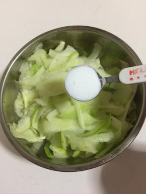 加入一勺盐。（盐的用量根据萝卜的大小适当调整，不要放的太咸了。）