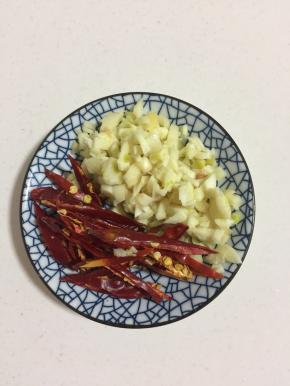 蒜瓣剥皮剁成蒜蓉，红辣椒切成丝。（如果有新鲜的红辣椒，可以使颜色更好看，刚好家里没有了，我用的干红辣椒也不错哦。）
