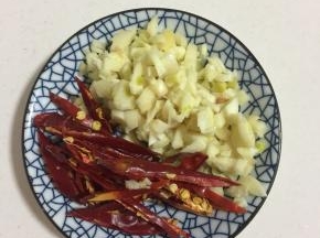 蒜瓣剥皮剁成蒜蓉，红辣椒切成丝。（如果有新鲜的红辣椒，可以使颜色更好看，刚好家里没有了，我用的干红辣椒也不错哦。）