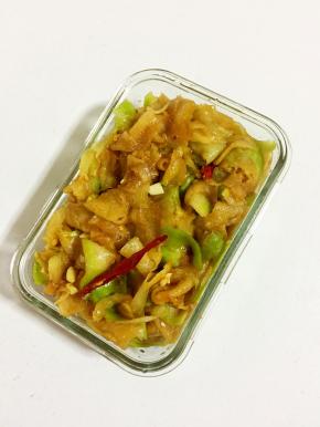 做好的萝卜片咸菜放进保鲜盒中密封，放入冰箱冷藏保存，随吃随取，非常的爽口哦！