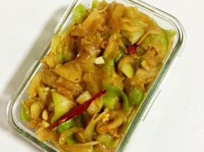 做好的萝卜片咸菜放进保鲜盒中密封，放入冰箱冷藏保存，随吃随取，非常的爽口哦！
