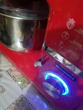 除黄油外，所以材料放进厨师机，低速转中速，和面10分钟。