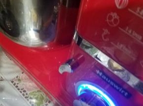 除黄油外，所以材料放进厨师机，低速转中速，和面10分钟。