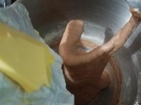 放入软化的黄油，继续中高速和面10分钟。