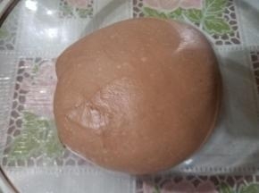 取出面团，揉成一块光滑的面团。