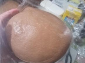 保鲜膜密封后，进行第一次发酵。