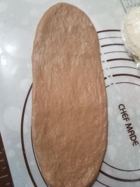 擀成长条状。