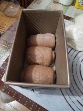 剩下两个面团做法一样，一次码入吐司盒子内。