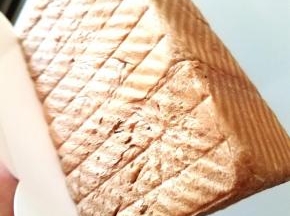 凉透后的吐司就可以打包了。