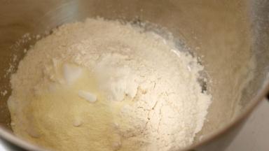 材料中的高粉+糖+奶粉+食盐混合秤量备用