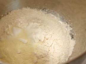 材料中的高粉+糖+奶粉+食盐混合秤量备用