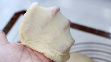 只需要揉至粗膜的扩展阶段就可以了。将面团整理成团后，放入发酵箱，28℃，湿度75%，进行基础发酵，大约发酵1小时